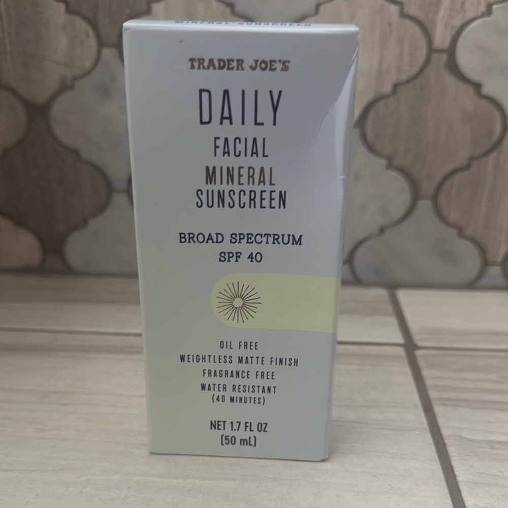 Trader Joe's Daily Facial Mineral Sunscreen SPF 40 - Cream